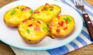 Cartofi umpluti cu bacon si cascaval