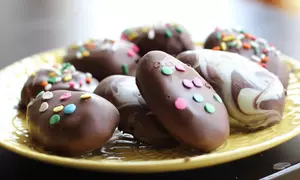 Oua de ciocolata cu unt de arahide