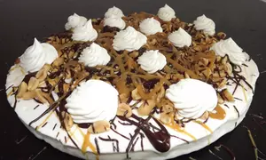 Cheesecake cu alune, caramel sarat si ciocolata