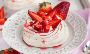 Mini Pavlova cu capsuni