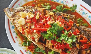 Peste la gratar in sos de rosii cu usturoi