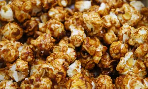 Popcorn cu caramel de casa – floricele de porumb caramelizate
