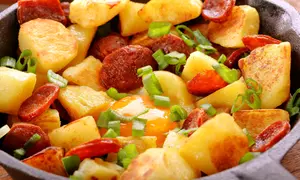 Cartofi la cuptor cu carnati si oua ochiuri