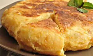 Omleta spaniola cu sunca si cascaval