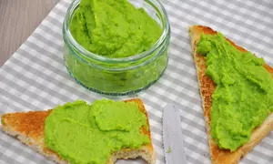 Piure de mazare cu sos pesto