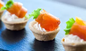 Mini-tarte cu crema de branza si somon