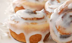 Rulouri cu scortisoara si glazura de branza