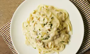 Spaghete cremoase in sos de cascaval