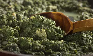 Mancare de urzici cu usturoi