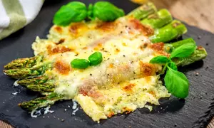 Sparanghel gratinat, cu ciuperci in sos cremos