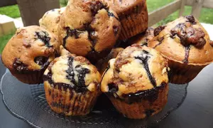 Briose pufoase cu afine si ciocolata