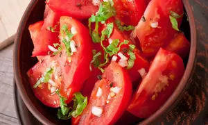 Salata de rosii cu carnati chorizo a la Jamie Oliver