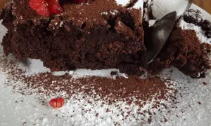 Tort simplu cu ciocolata, din 4 ingrediente – Reteta video