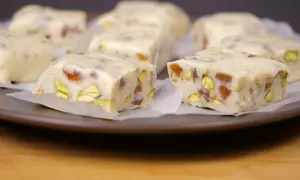 Ciocolata alba de casa cu nuci si stafide