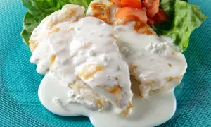 Piept de pui in sos gorgonzola cu usturoi