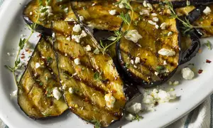 Vinete la gratar cu branza Feta si verdeturi