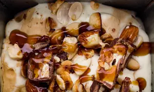 Prajitura Snickers cu nuga si caramel