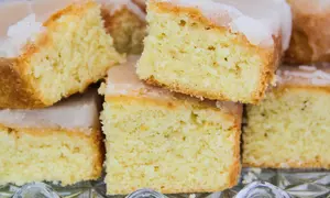 Prajitura insiropata cu lamaie si iaurt