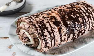 Rulada de bezea cu ciocolata si frisca