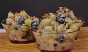 Salata de struguri cu nuca si crema de branza