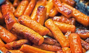 Morcovi la cuptor cu sos de unt si usturoi