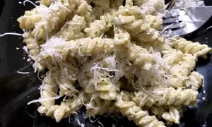 Paste in sos pesto cu usturoi