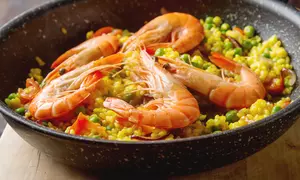 Paella cu fructe de mare si carnati chorizo