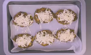 Burgeri vegetali cu mozzarella si pasta de tomate