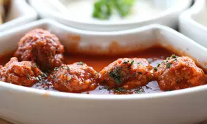 Chiftelute de pui marinate cu sos Ragu