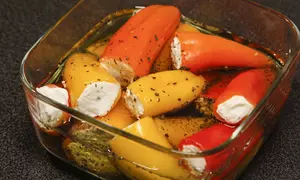 Ardei umpluti cu branza Feta pusi la marinat