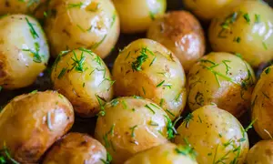 Cartofi noi cu unt si marar la cuptor