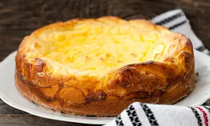 Pasca traditionala cu aluat, branza dulce si stafide