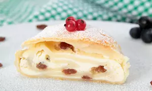 Strudel cu branza dulce si stafide