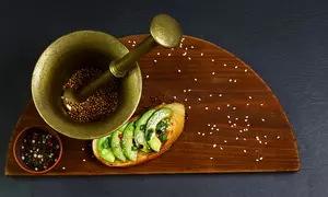 Bruschete cu avocado și sos pesto