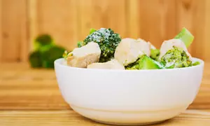 Pui Alfredo cu broccoli