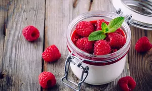 Desert cu cremă de mascarpone, cantuccini, ciocolată și zmeură