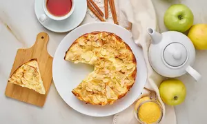 Prajitură cu iaurt și mere