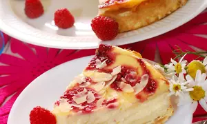 Prajitură cu iaurt și zmeură