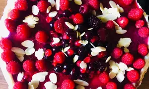 Tort fără coacere cu fructe de pădure