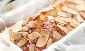 Chec cu ciocolata si fulgi de migdale