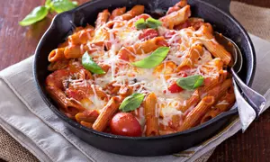 Paste cu brânză topită și roșii cherry