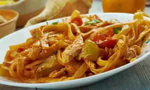 Paste Alfredo cu pui si cârnați