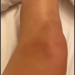 Gina-Pistol-plina-de-vanatai-pe-picior-300x300