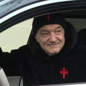 de-ce-conduce-gigi-becali-descult-masina-de-500.000-de-euro.-limuzina-de-lux-are-sofer-fara-sosete-dintr-un-motiv-incredibil-300x300-1