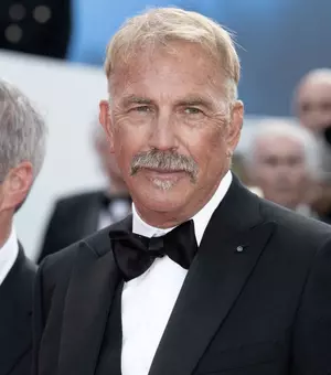 Kevin Costner iubește din nou la 71 de ani! Cine este blonda cu 32 de ani mai tânără care i-a cucerit inima