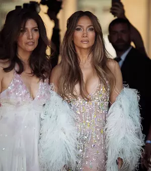 Jennifer Lopez, apariție de senzație la Paris alături de sora ei. Cum s-au îmbrăcat cele două vedete