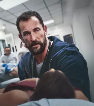 „The Pitt: Spitalul” se întoarce pe micile ecrane în luna iulie. Unde poate fi văzut cel de-al doilea sezon