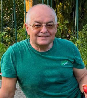 Emil Boc, imagini din propria grădină. Primarul Clujului a arătat prima recoltă de roșii cultivate acasă