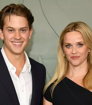Reese Witherspoon are cu ce se mândri! Fiul ei de 22 de ani, apariție spectaculoasă într-un pictorial. Seamănă izbitor cu Ryan Phillippe