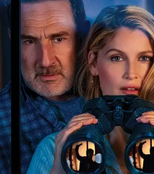 Laetitia Casta și Gilles Lellouche, detectivi de ocazie într-o comedie inspirată de Hitchcock. „Crima de la etajul 3”, din 11 septembrie la cinema